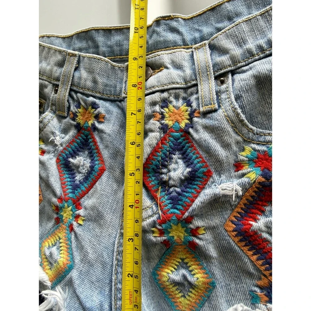Carmar Denim Embroidered Diamond‎ Cutoff Shorts Light Wash Boho Festival Size 28